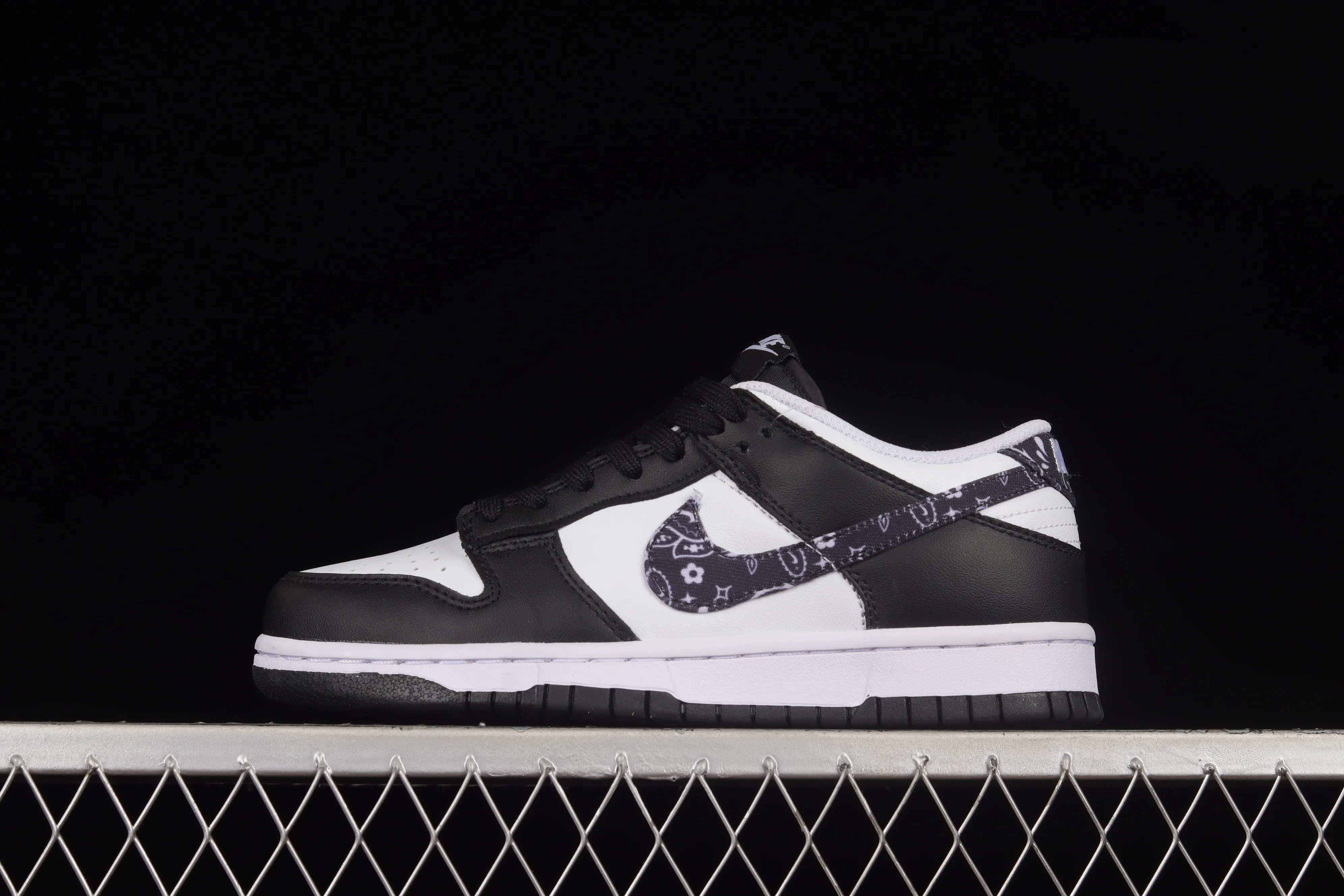 All categories Nk SB Dunk series Nk SB Dunk Low low-cut sneakers F version special offer Nk SB Dunk Low "Black Paisley" black and white panda cashew flower SB smashed backboard fashion casual sneakers DH4401-100